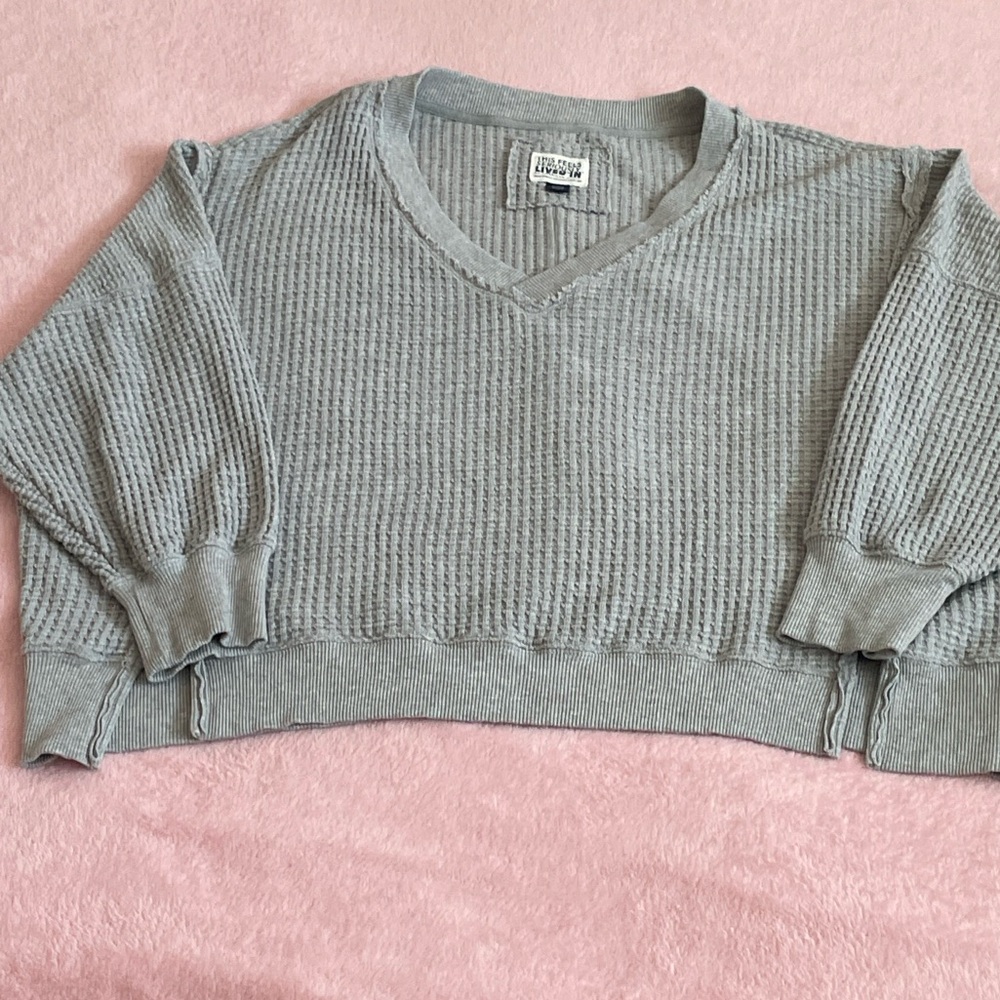 🩶🤍American Eagle Outfitters Sweater Size M ( really oversized)